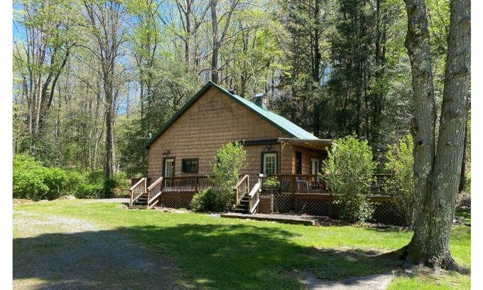 Fayetteville House | Rustic, yet modern Cabin Escape