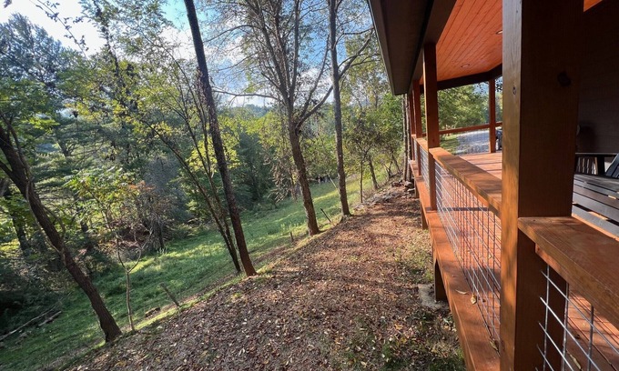 Burnsville House | Ruth's Place a private getaway located in the city limits feels like the country