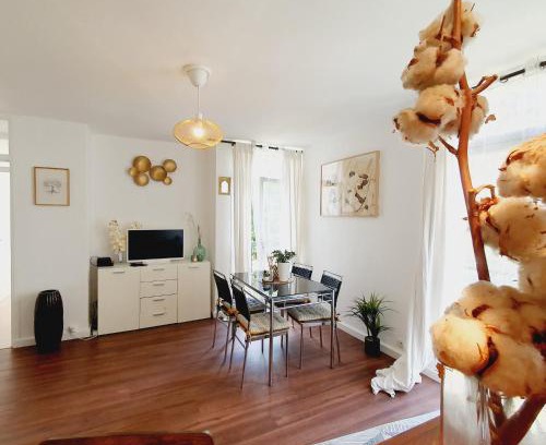 Ris Orangis Apartment | Séjour cosy près de Paris T3 cuisine ouverte et bar