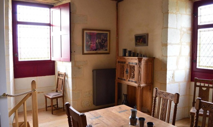 Monts-sur-Guesnes Apartment | Séjour dans la tour du Château !