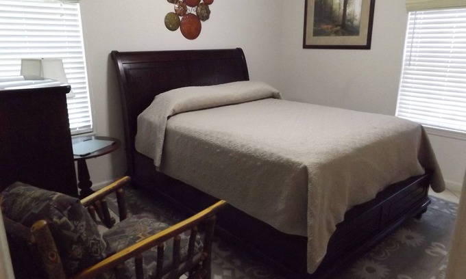 Knoxville House | S. Knox House - 6 Beds - Minutes to the Stadium