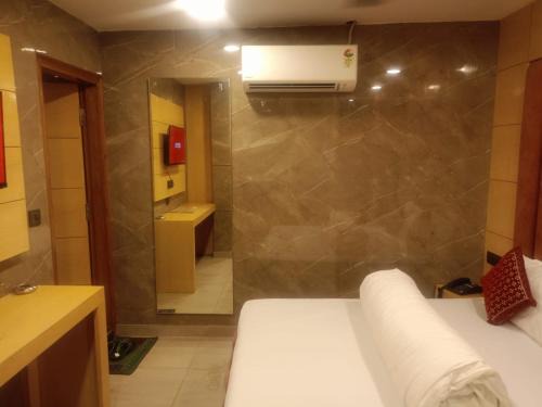 Paharganj Hotel | S R M Hotel Grand Shiva Just a Minute Away From New Delhi Railway Station and V F S Sivaji Stadium Metro Station
