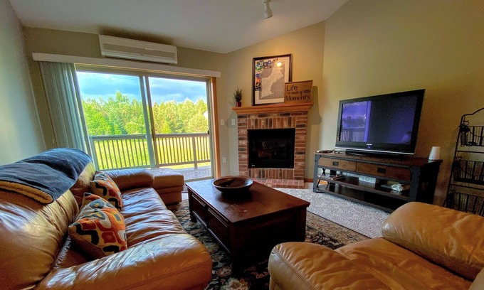 Bretton Woods Apartment | S38 Great location for your White Mtns getaway, close to Cog, Mt Washington Hotel, 1 min to skiing!