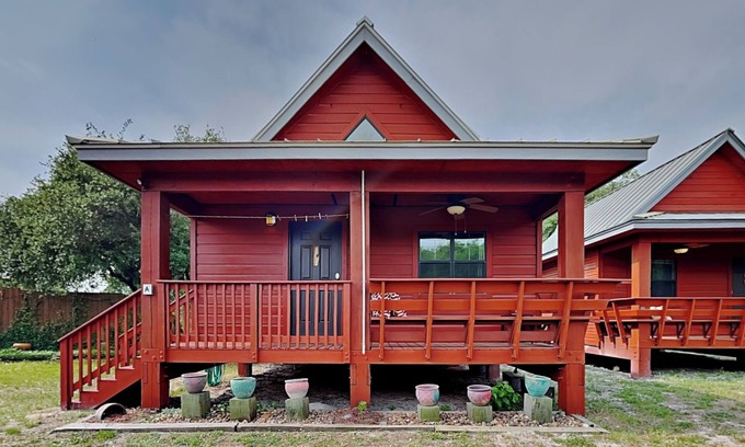 Rockport House | SabaiDii Guesthouse A | Cozy, Downtown Home