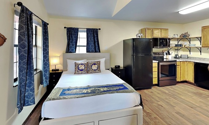 Rockport House | SabaiDii Guesthouse B | Cozy, Garden Views