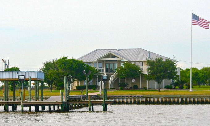 Lakeview Jefferson County Cabin | Sabine Lake Lodge; Waterfront on Sabine Lake