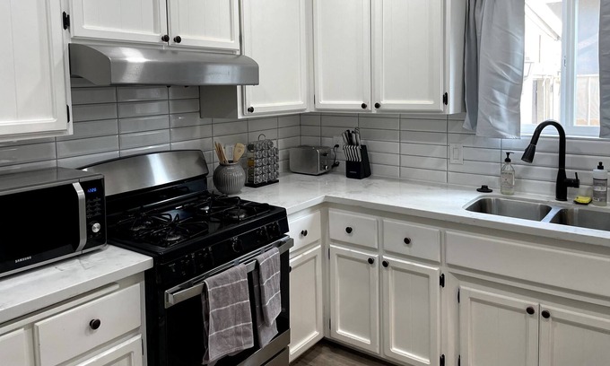 North Oak Park Cottage | Sacramento Modern Bungalow Close 2 UCD Med Center