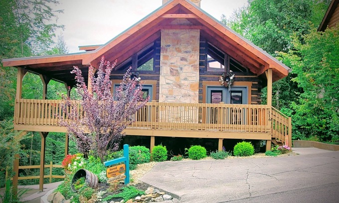 Gatlinburg Cabin | SACRED MOUNTAIN CABIN - 5 ⭐️ ELEGANT, PET FRIENDLY, 3 KING BEDS & GORGEOUS VIEWS