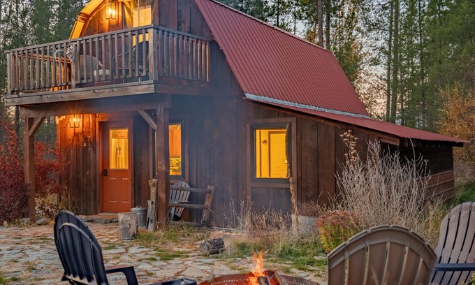 Coram Cabin | Saddle n' Sage, 7 min to Glacier, Fire Pit