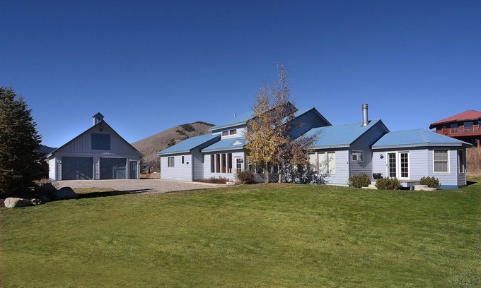 Crested Butte House | Saddlehorn Retreat/4 Bed Family Home less than Half a Mile to Skiing/Hot tub!