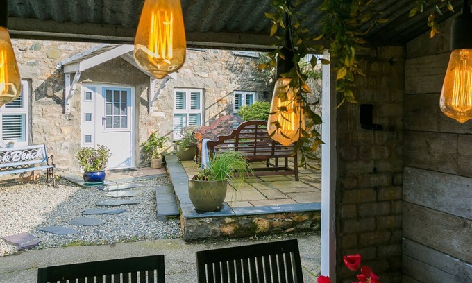 Garn Fadryn Cottage | Saerdy - a coastal that sleeps 6 guests in 3 bedrooms