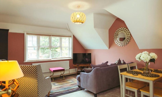 Eastbourne Apartment | Saffrons Sunset - central, chic 2nd floor flat