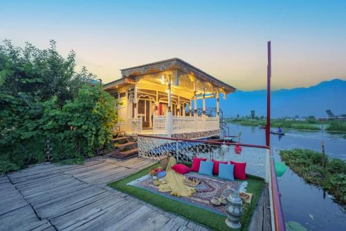 Dal Lake Boat Rental | SaffronStays Kingori Houseboat