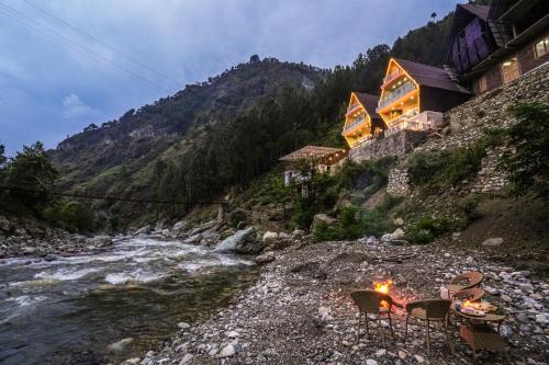 Banjar Villa | SaffronStays Tirthan Twins - Aurora and Minerva