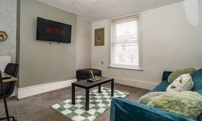 Maidstone House | Sage House (Town-Centre Flat)