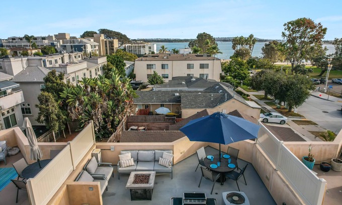 Crown Point House | Sail Bay Dream | Rooftop Patio, Bay Views, AC, Garage, Pinball, Paddle Boards + Bikes