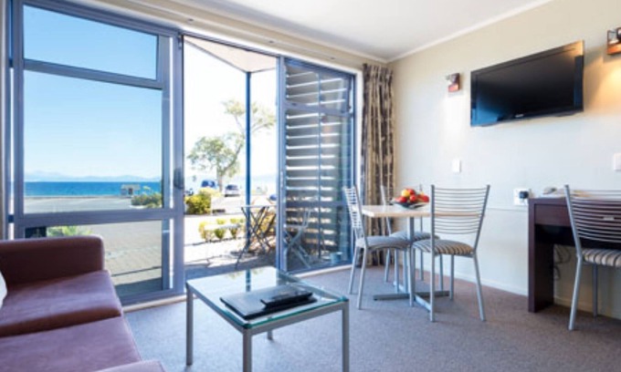 Taupo Hotel | Sails On The Lake