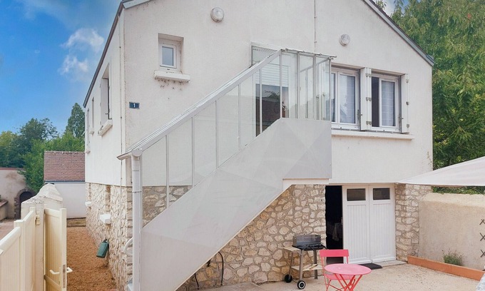 Cloyes-sur-le-Loir Cottage | Saint Lubin Cottage: Family Comfort and Local Charm