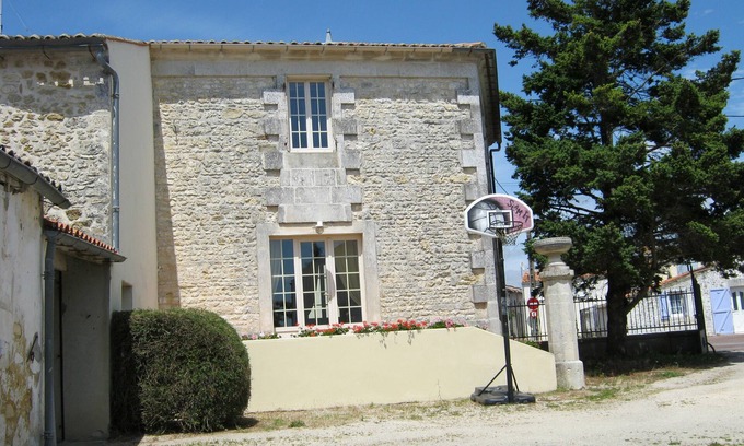 Saint-Just-Luzac Cottage | Saint-Just-Luzac -Charente Maritime Gîte - Self Catering Rental for 5 people