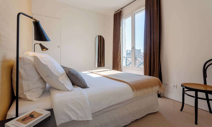 Saint-Germain-des-Pres Apartment | Saint Pères Summary: