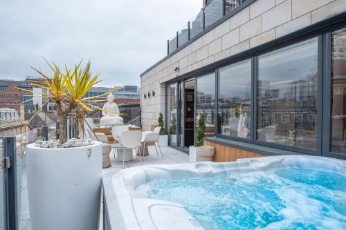 Leeds City Center Apartment | SAINT PAUL - Penthouse Apartment with Hot Tub