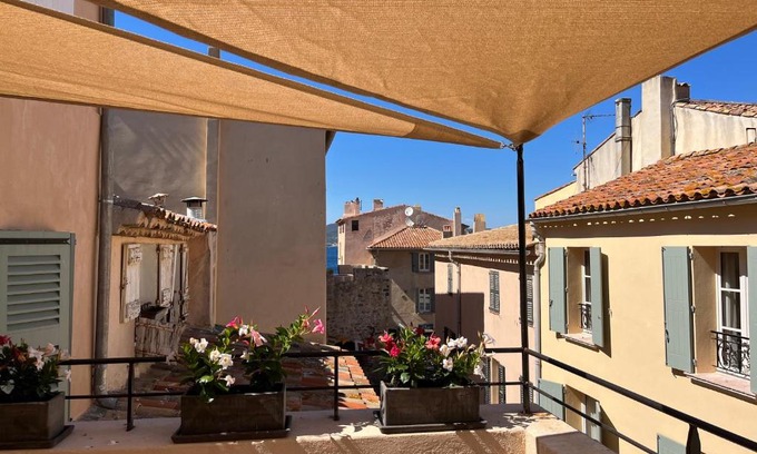 Old Town Apartment | Saint-Tropez Centre - Grand Studio avec terrasse