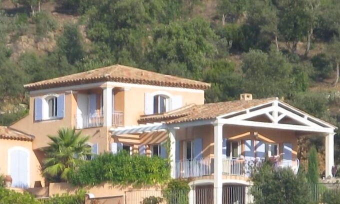 La Nartelle Villa | Sainte Maxime: In a residential area of Ste Maxime, overhanging the Golf course, large view on Ste Maxime and the golf of St Tropez, recent villas for 8 to 10 persons in a quiet and pleasant environement . Easy access to the beaches and Shopping center.