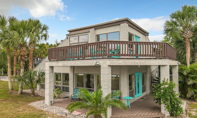 Crystal River House | SALE, CRYSTAL RIVER, KINGS BAY, WATERFRONT ON 2 SIDES, Large Lot and DOCK