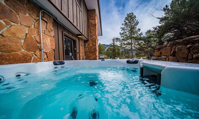 Estes Park House | SALE! Hot tub, king beds, wildlife, fireplace