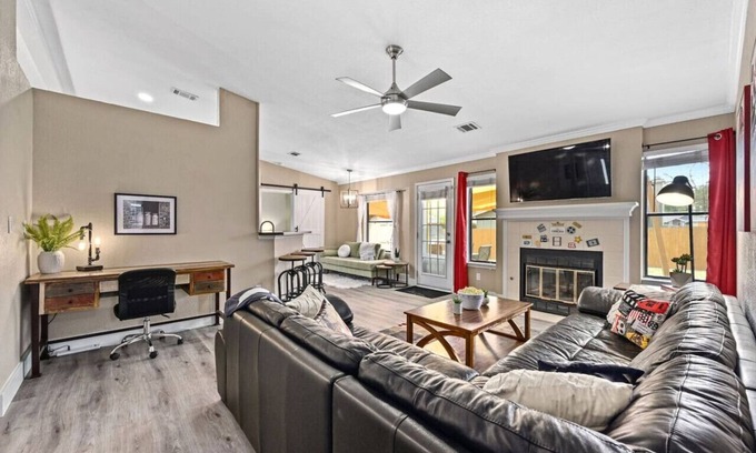 Maple Run House | 'Saloma Place' Pet-Friendly! Large yard! Work Space!