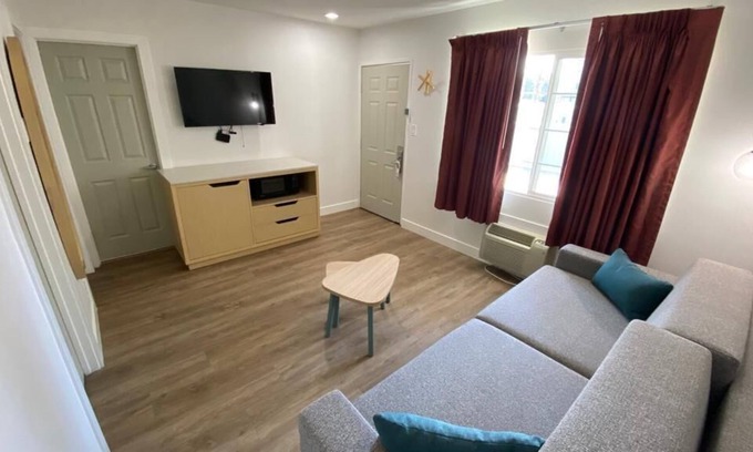 Beach Hill - Beach Flats Hotel | Salt Air Lodge