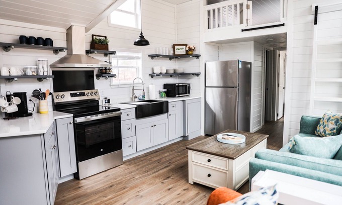 Dover House | Salt and Pepper at In The Pines Pr6264