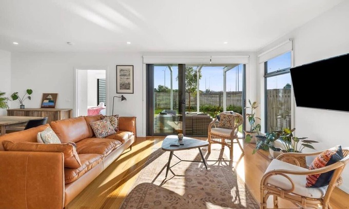 Torquay Apartment | Saltbush Oasis: Sunny Parkside Getaway