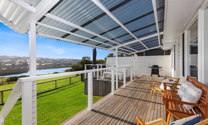 Ocean Grove House | Saltwater House - Opposite the beach + lake