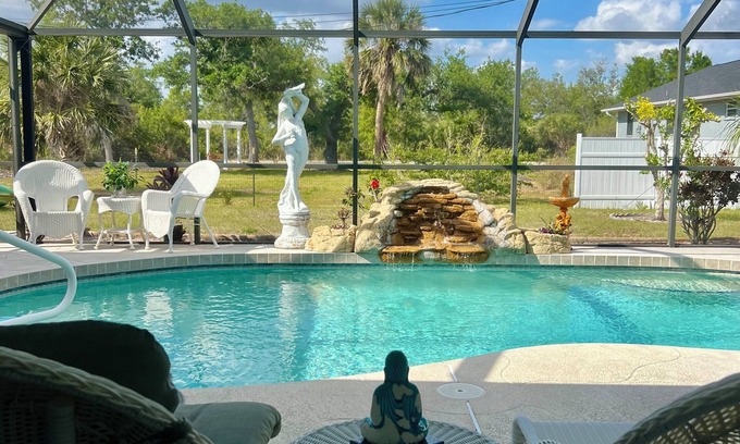 Englewood East Apartment | Saltwater pool, jacuzzi, close to stunning beaches, fishing, kayaking and golf!
