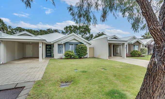Broadwater House | Salty Sands | 2BR Cottage | Walk to the Beach