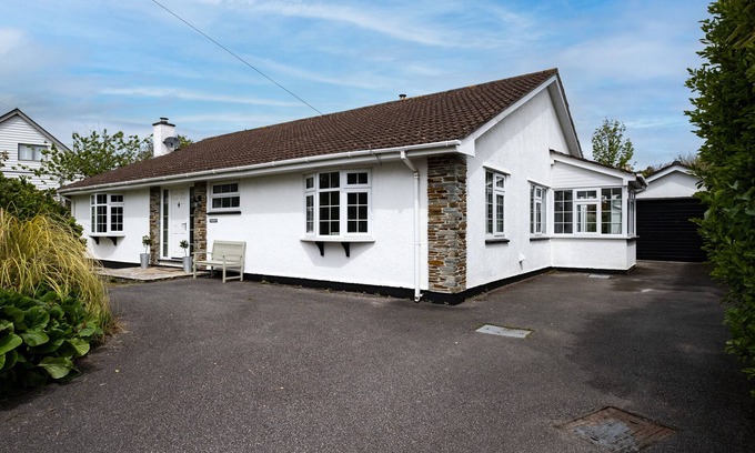 Rock Cottage | SAMPHIRE, pet friendly, with open fire in Rock