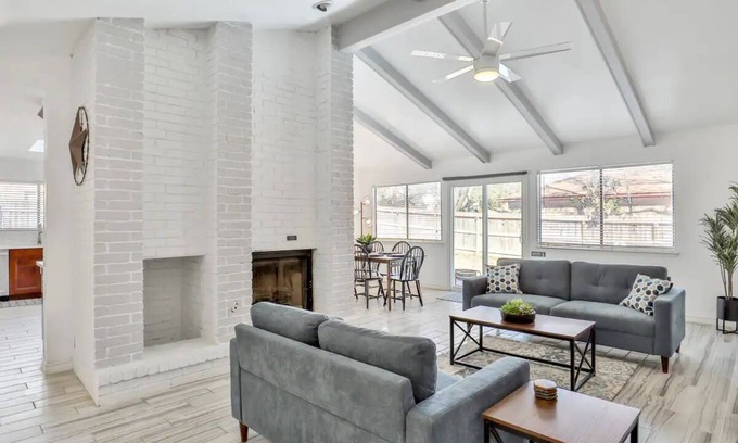 San Antonio House | San Antonio Escape. Close to Lackland, SeaWorld, Fiesta Texas, and Riverwalk
