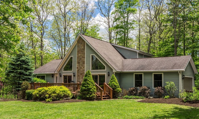 Blakeslee House | San-Stress | Lake Access, Big Yard, Community Pool