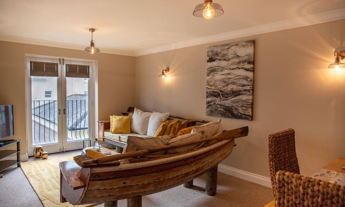 Eastbourne City Centre Apartment | Sandbanks. The Beach House Apartments, central, parking and walk to the beach