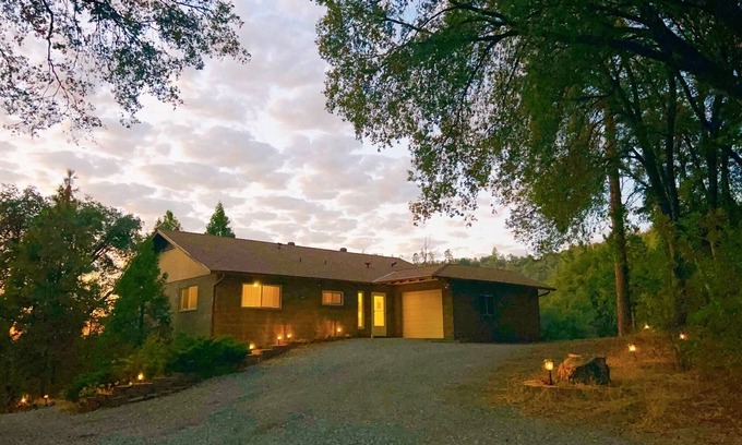 Ahwahnee Cottage | Sandstone Cottage - near Yosemite, Bass Lake