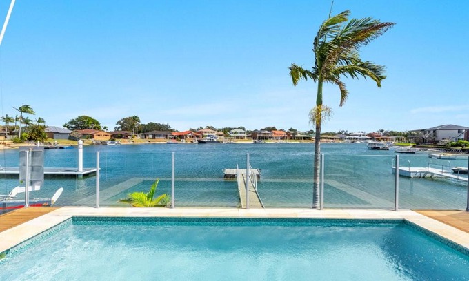 Yamba House | Sandy Shores - Absolute Waterfront & Swimming pool