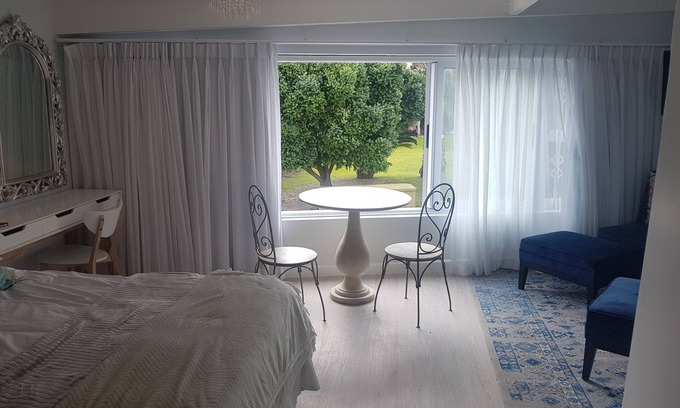 Gordons Bay Central Apartment | SANDY TOES - IMPRESSIVE SUNSETS