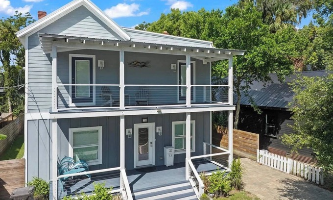 Lincolnville House | Sanford Splash l Pool l Dogs OK l Walk to DNTN