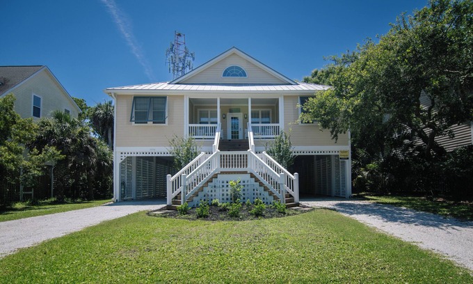 Edisto Island House | Sans Soucis:Spacious Beachwalk Home; Screened Porch; Minutes to Beach Access; Cable TV/WiFi