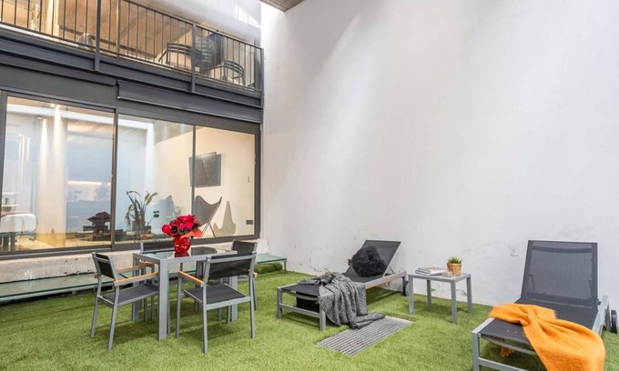 Sant Gervasi Apartment | Sant Gervasi apt. w/lovely shared terrace.