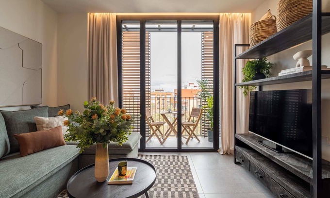El Camp de l'Arpa del Clot Apartment | Sant Pau Balcony - Trendy 2BR near Avinguda Gaudi