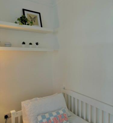 Southport Apartment | Santiago Suite 3 - A Stylish Southport Apartment