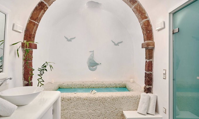 Imerovigli Hotel | Santorini Mansion Honeymoon Suite Private Jacuzzi