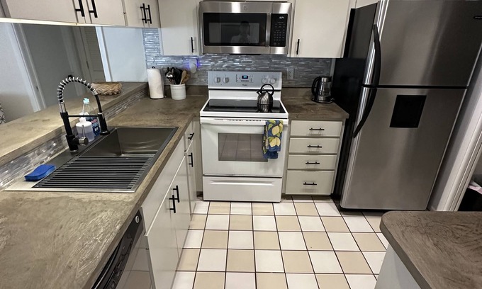 Pinecraft House | Sarasota's Family Friendly HEATED Pool Home Close to Siesta Key Beach